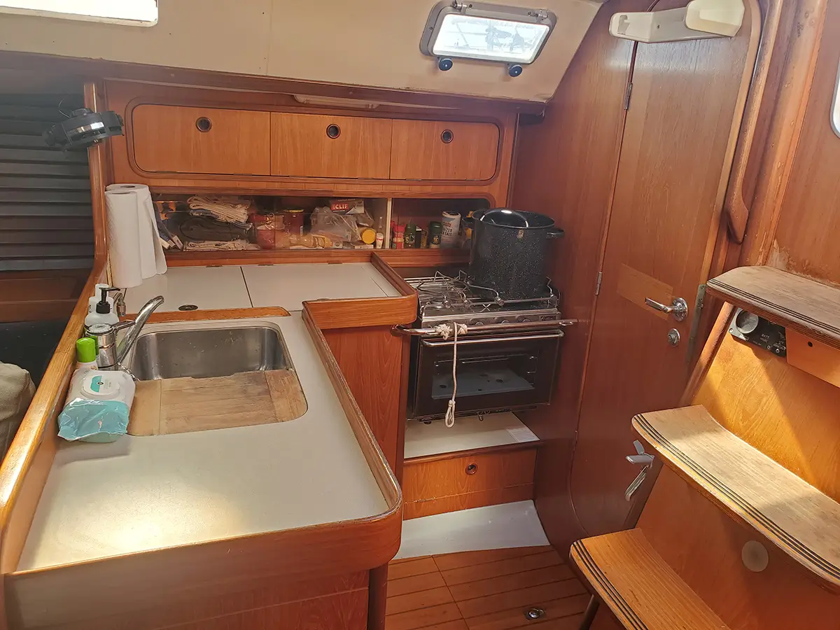 Oceanis-390-Boat-Inside-View-2